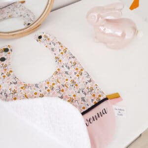 Bavoir Modèle Fleuri Rose Et Curry Et Uni Rose Pâle (1)