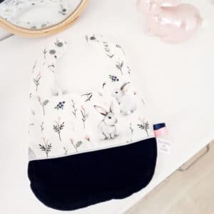 Bavoir Modèle Lapins Et Feuillages Et Uni Marine (1)