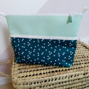trousse de toilette simili menthe et triangles fond canard (2)