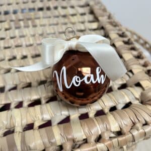 boule de noël, marron brillant et ruban crème