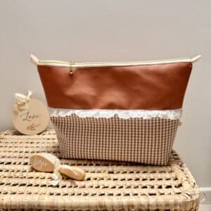 Trousse de toilette, simili camel, vichy camel et broderie anglaise