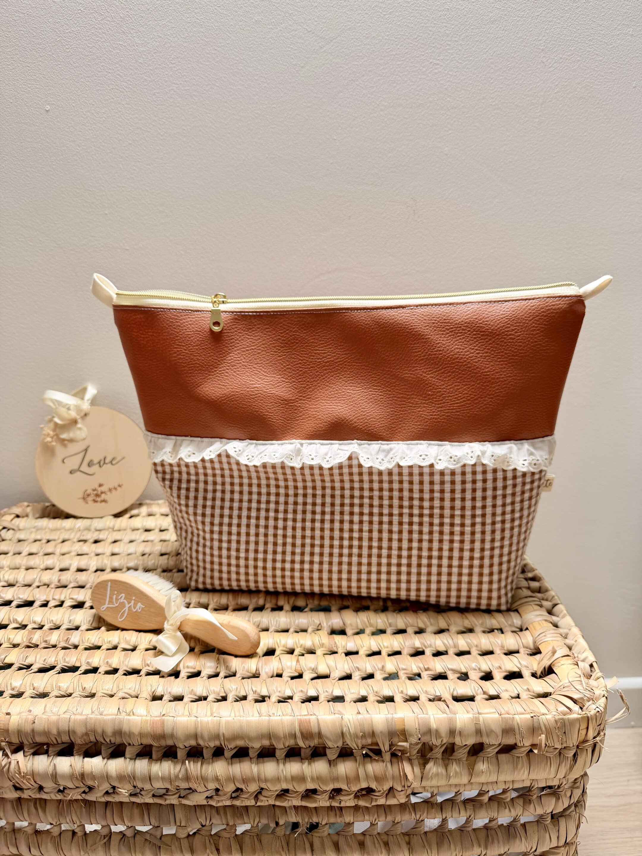 Trousse de toilette, simili camel, vichy camel et broderie anglaise