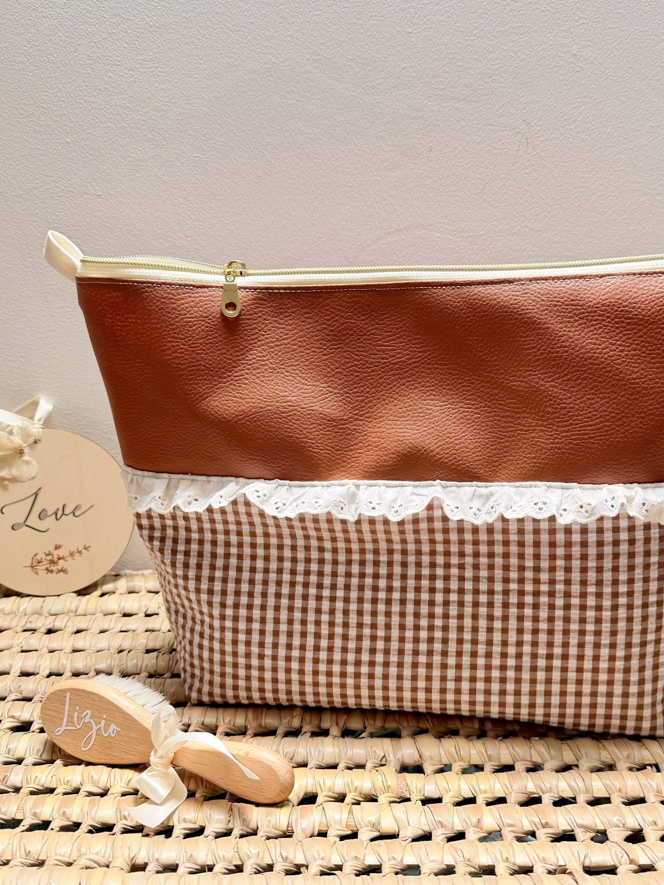 Trousse de toilette, simili camel, vichy camel et broderie anglaise – Image 2