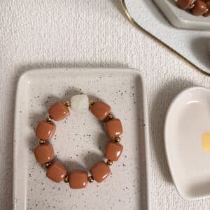 bracelet en acrylique, perles carrés bordeaux (copie)